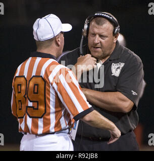 Oakland, Kalifornien, USA. 14. Sep 2009. Raider Head Coach Tom Cable verleiht mit Schiedsrichter am Montag, 14. September 2009, an Oakland-Alameda County Coliseum in Oakland, Kalifornien. Die Ladegeräte besiegt die Räuber 20-24. Credit: Al Golub/ZUMA Draht/Alamy leben Nachrichten Stockfoto