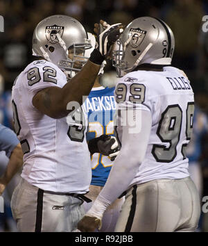 Oakland, Kalifornien, USA. 14. Sep 2009. Oakland Raiders defensive Ende Richard Seymour #92 und Defensive End Greg Ellis #99 gratulieren einander nach Entlassung San Diego Aufladeeinheiten Quarterback Philip Flüsse #17 am Montag, 14. September 2009, an Oakland-Alameda County Coliseum in Oakland, Kalifornien. Die Ladegeräte besiegt die Räuber 20-24. Credit: Al Golub/ZUMA Draht/Alamy leben Nachrichten Stockfoto