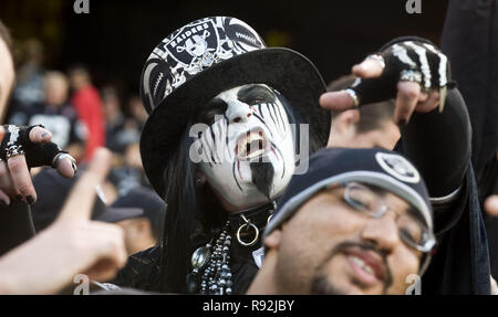 Oakland, Kalifornien, USA. 14. Sep 2009. Nur ein weiteres Raider Fan am Montag, 14. September 2009, an Oakland-Alameda County Coliseum in Oakland, Kalifornien. Die Ladegeräte besiegt die Räuber 20-24. Credit: Al Golub/ZUMA Draht/Alamy leben Nachrichten Stockfoto