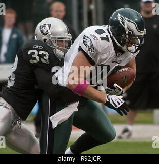 Oakland, Kalifornien, USA. Okt, 2009 18. Oakland Raiders cornerback Tyvon Branch # 33 bringt die Philadelphia Eagles tight end Brent Celek #87 am Sonntag, den 18. Oktober 2009, bei Oakland-Alameda County Coliseum in Oakland, Kalifornien. Die Räuber besiegt die Adler 13-9. Credit: Al Golub/ZUMA Draht/Alamy leben Nachrichten Stockfoto