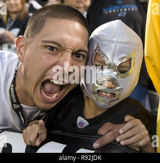 Oakland, Kalifornien, USA. 14. Sep 2009. Vater und Sohn Raider Fans am Montag, 14. September 2009, an Oakland-Alameda County Coliseum in Oakland, Kalifornien. Die Ladegeräte besiegt die Räuber 20-24. Credit: Al Golub/ZUMA Draht/Alamy leben Nachrichten Stockfoto