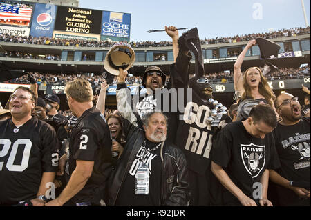 Oakland, Kalifornien, USA. 14. Sep 2009. Schwarzes Loch feiert ersten Touchdown der Saison am Montag, 14. September 2009, an Oakland-Alameda County Coliseum in Oakland, Kalifornien. Die Ladegeräte besiegt die Räuber 20-24. Credit: Al Golub/ZUMA Draht/Alamy leben Nachrichten Stockfoto