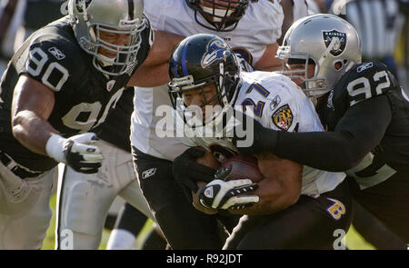 Oakland, Kalifornien, USA. 3. Jan 2010. Oakland Raiders defensive Ende Desmond Bryant Nr. 90 und Defensive End Richard Seymour #92 Bekämpfung der Baltimore Ravens zurück laufen Ray Reis #27 am Sonntag, 3. Januar 2010, im Oakland-Alameda County Coliseum in Oakland, Kalifornien. Die Ravens besiegten die Räuber 21-13. Credit: Al Golub/ZUMA Draht/Alamy leben Nachrichten Stockfoto