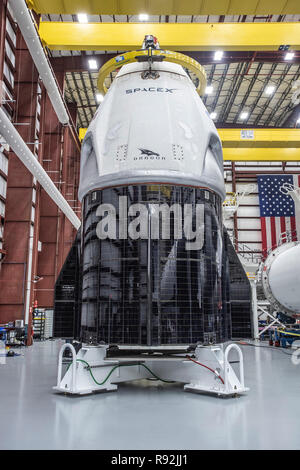 Cape Canaveral, Florida, USA. 18. Dezember, 2018. Die SpaceX NASA Dragon Commercial Crew capsule Demo-1 sitzt in der SpaceX Hangar im Kennedy Space Center, 18. Dezember 2018 in Cape Canaveral, Florida. Der unbemannte Demonstration Flug ist geplant, um die Internationale Raumstation von Off auf on Januar 17, 2019 von Cape Canaveral in Florida abheben. Credit: Planetpix/Alamy leben Nachrichten Stockfoto