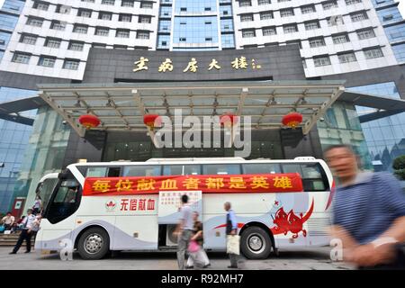 (181219) - Peking, Dez. 19, 2018 (Xinhua) - die Leute gehen zu einem bloodmobile Blut vor der Xinqiao Krankenhaus der dritte militärische Medizinische Universität zu spenden spendet Blut im Südwesten Chinas Chongqing Gemeinde, 14. Juni 2012. Die Zahl der Blut Spender in China wächst und registrierten Blut spenden erreichte 14.59 Million letztes Jahr, fast 45 Mal mehr als im Jahr 1998. Das Land verzeichnete fast 6 Millionen Blutspenden und 2.065 Tonnen von Blutspenden von Januar bis Mai dieses Jahres um 3,6 Prozent und 5,2 Prozent über Vorjahr, entsprechend der nationalen Gesundheit Stockfoto