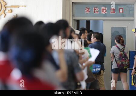 (181219) - Peking, Dez. 19, 2018 (Xinhua) -- Menschen Warteschlange Blut im Zentrum von Tianjin Tianjin Blut zu spenden, North China, 13.08.2015. Zwei Lager Explosionen erschüttert Tianjin am 12.08.2015, behauptet 165 leben. Die Zahl der Blut Spender in China wächst und registrierten Blut spenden erreichte 14.59 Million letztes Jahr, fast 45 Mal mehr als im Jahr 1998. Das Land verzeichnete fast 6 Millionen Blutspenden und 2.065 Tonnen von Blutspenden von Januar bis Mai dieses Jahres um 3,6 Prozent und 5,2 Prozent über Vorjahr, entsprechend der nationalen Gesundheit Kommission (NHC). Stockfoto