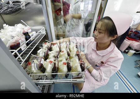 (181219) - Peking, Dez. 19, 2018 (Xinhua) - ein medizinischer Arbeiter prüft gespendetes Blut zu spenden Zentrum in Yinchuan, der Hauptstadt von Nordwesten Chinas autonomen Region Ningxia Hui, 14. Juni 2016. Die Zahl der Blut Spender in China wächst und registrierten Blut spenden erreichte 14.59 Million letztes Jahr, fast 45 Mal mehr als im Jahr 1998. Das Land verzeichnete fast 6 Millionen Blutspenden und 2.065 Tonnen von Blutspenden von Januar bis Mai dieses Jahres um 3,6 Prozent und 5,2 Prozent über Vorjahr, entsprechend der nationalen Gesundheit Kommission (NHC). "Das Blut für clinica Stockfoto