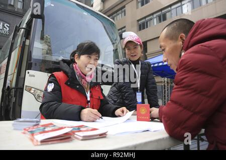 (181219) - Peking, Dez. 19, 2018 (Xinhua) - ein Freiwilliger (L) arbeitet für einen freiwilligen Blutspende in Beibei District Chongqing Municipalitiy, im Südwesten von China, November 26, 2017. Hunderte von Freiwilligen haben in Beibei District für Jahre gedient, und die Zahl der freiwilligen Helfer wächst weiter. Die Zahl der Blut Spender in China wächst und registrierten Blut spenden erreichte 14.59 Million letztes Jahr, fast 45 Mal mehr als im Jahr 1998. Das Land verzeichnete fast 6 Millionen Blutspenden und 2.065 Tonnen von Blutspenden von Januar bis Mai dieses Jahres um 3,6 Prozent und 5,2 Prozent Stockfoto