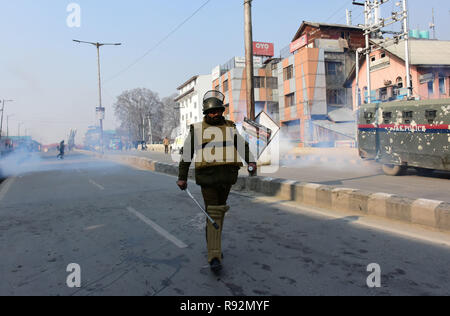 Dezember 17, 2018 - Auseinandersetzungen zwischen Demonstranten und der indischen Regierung Kräfte in Srinagar, die in der Indischen verwalteten Kaschmir, die am 17. Dezember 2018, im Anschluss an die Morde an Zivilisten, die von indischen Truppen in der Pulwama Bezirk des Kaschmir Tal. Auch mit der Polizei aneinandergeraten und verhaftet kaschmirischen Volkes tragen ein leichentuch wirft der indischen Armee sie zu töten. Der Protest wurde von der gemeinsamen Widerstand Führung gegen die jüngsten Zivilisten von indischen Truppen in der Pulwama Bezirk des Kaschmir Valley genannt. Die pro-freiheit Führung hatte Menschen gegenüber der Ind bis März gebeten Stockfoto