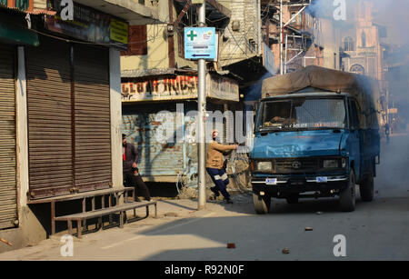 Dezember 17, 2018 - Auseinandersetzungen zwischen Demonstranten und der indischen Regierung Kräfte in Srinagar, die in der Indischen verwalteten Kaschmir, die am 17. Dezember 2018, im Anschluss an die Morde an Zivilisten, die von indischen Truppen in der Pulwama Bezirk des Kaschmir Tal. Auch mit der Polizei aneinandergeraten und verhaftet kaschmirischen Volkes tragen ein leichentuch wirft der indischen Armee sie zu töten. Der Protest wurde von der gemeinsamen Widerstand Führung gegen die jüngsten Zivilisten von indischen Truppen in der Pulwama Bezirk des Kaschmir Valley genannt. Die pro-freiheit Führung hatte Menschen gegenüber der Ind bis März gebeten Stockfoto