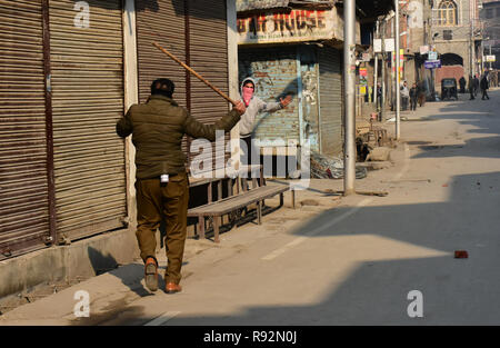 Dezember 17, 2018 - Auseinandersetzungen zwischen Demonstranten und der indischen Regierung Kräfte in Srinagar, die in der Indischen verwalteten Kaschmir, die am 17. Dezember 2018, im Anschluss an die Morde an Zivilisten, die von indischen Truppen in der Pulwama Bezirk des Kaschmir Tal. Auch mit der Polizei aneinandergeraten und verhaftet kaschmirischen Volkes tragen ein leichentuch wirft der indischen Armee sie zu töten. Der Protest wurde von der gemeinsamen Widerstand Führung gegen die jüngsten Zivilisten von indischen Truppen in der Pulwama Bezirk des Kaschmir Valley genannt. Die pro-freiheit Führung hatte Menschen gegenüber der Ind bis März gebeten Stockfoto