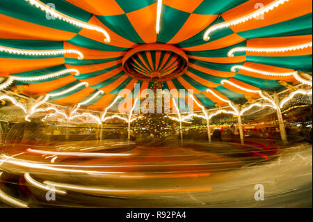 Peking, China. 18 Dez, 2018. Foto am Dez. 18, 2018 zeigt ein Karussell zu einem Weihnachtsmarkt in Hamburg, Deutschland. Credit: Lian Zhen/Xinhua/Alamy leben Nachrichten Stockfoto