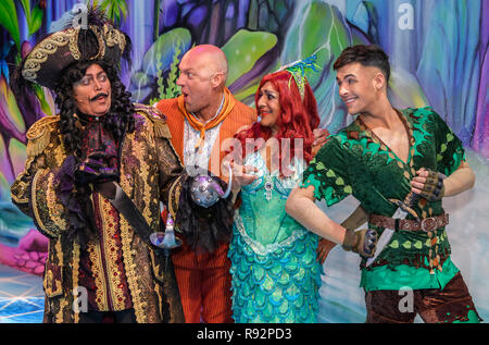 Birmingham, Großbritannien. 18. Dezember, 2018. "Peter Pan" der Birmingham Hippodrome, 18. Dezember 2018. Die Sterne funkeln Birmingham Hippodrome der Panto auf der Bühne im Kostüm zum ersten Mal. Abgebildet sind von links nach rechts: Jimmy Osmaond (Captain Hook), Matt Durchhang (siehe ), Meera Syal (Magische Meerjungfrau) und Jaymi Hensley (Peter Pan). Bild von Simon Hadley/Alamy Leben Nachrichten. Stockfoto