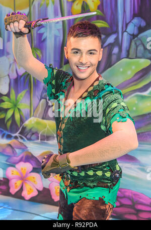 Birmingham, Großbritannien. Dezember 2018. "Peter Pan" The Birmingham Hippodrome, 18. Dezember 2018. Die Stars von Birmingham Hippodroms funkelnder Panto erstmals im Kostüm auf der Bühne. Abgebildet ist Jaymi Hensley als Peter Pan. Simon Hadley/Alamy Stockfoto