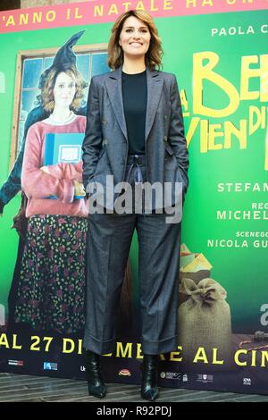 Foto: Stefano Colarieti/LaPresse 19.12.2018, Roma, Hotel Visconti, PHOTOCALL pro il Film: "La Befana Vien di notte" SPETTACOLO nella foto: Paola Cortellesi (armani) Foto: Stefano Colarieti/LaPresse zum 19. Dezember 2018 Rom, Hotel Visconti, Fotoshooting für den Film: "La Befana Vien di notte" in der Pic: Paola Cortellesi (armani) Stockfoto