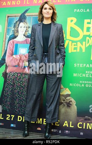 Foto: Stefano Colarieti/LaPresse 19.12.2018, Roma, Hotel Visconti, PHOTOCALL pro il Film: "La Befana Vien di notte" SPETTACOLO nella foto: Paola Cortellesi (armani) Foto: Stefano Colarieti/LaPresse zum 19. Dezember 2018 Rom, Hotel Visconti, Fotoshooting für den Film: "La Befana Vien di notte" in der Pic: Paola Cortellesi (armani) Stockfoto