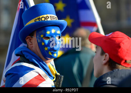 London 19. Dez 2018. Anti-Brexit Demonstranten SODEM weiterhin Ihre tägliche Stop Brexit Protest außerhalb des Parlaments. Steve Bray (Der Mann mit den Plakaten im Hintergrund jeder News Programm) in der Maske Credit: PjrFoto/Alamy leben Nachrichten Stockfoto