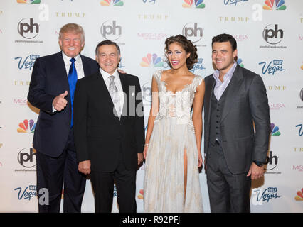 Las Vegas, NV, USA. 16 Juni, 2018. Donald Trump, Aras Agalarov, Miss Universe 2012 Olivia Culpo und Emin Agalarov bei Miss USA 2013 im Planet Hollywood Resort Anreise am 16. Juni 2013 in Las Vegas, NV. Credit: Erik Kabik Fotografie/Medien Punch/Alamy leben Nachrichten Stockfoto