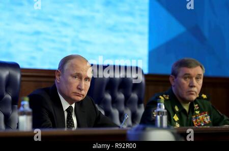 Moskau, Russland. 18. Dezember, 2018. Der russische Präsident Wladimir Putin sitzt mit dem Chef der russischen Streitkräfte, General Valery Gerasimov, rechts, bei einem Treffen mit der militärischen Führung auf dem russischen Verteidigungsministerium Hauptsitz Dezember 18, 2018 in Moskau, Russland. Credit: Planetpix/Alamy leben Nachrichten Stockfoto