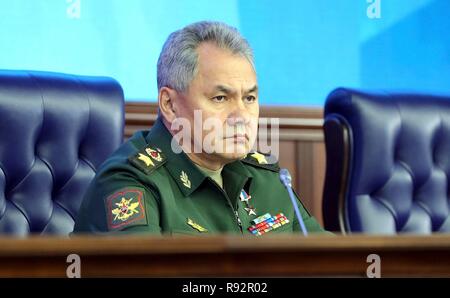 Moskau, Russland. 18. Dezember, 2018. Russische Verteidigungsminister Sergej Shoigu während einer Sitzung mit der militärischen Führung des russischen Präsidenten Wladimir Putin im russischen Verteidigungsministerium Hauptsitz Dezember 18, 2018 in Moskau, Russland, statt. Credit: Planetpix/Alamy leben Nachrichten Stockfoto