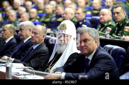 Moskau, Russland. 18. Dezember, 2018. Leiter der Russischen Orthodoxen Kirche, Patriarch Kirill, Mitte, besucht eine erweiterte Sitzung der militärischen Führung des russischen Verteidigungsministeriums sitz Dezember 18, 2018 in Moskau, Russland. Credit: Planetpix/Alamy leben Nachrichten Stockfoto