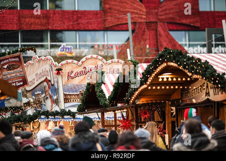 Berlin, Deutschland. 19 Dez, 2018. Besucher Spaziergang über den Weihnachtsmarkt auf dem Breitscheidplatz. Zwei Jahre nach dem islamistischen Terroranschlag vor der Gedächtniskirche auf dem Breitscheidplatz, eine Gedenkfeier fand sie dort statt. Credit: Carsten Koall/dpa/Alamy leben Nachrichten Stockfoto