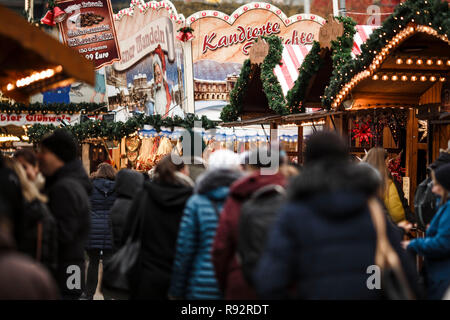 Berlin, Deutschland. 19 Dez, 2018. Besucher Spaziergang über den Weihnachtsmarkt auf dem Breitscheidplatz. Zwei Jahre nach dem islamistischen Terroranschlag vor der Gedächtniskirche auf dem Breitscheidplatz, eine Gedenkfeier fand sie dort statt. Credit: Carsten Koall/dpa/Alamy leben Nachrichten Stockfoto