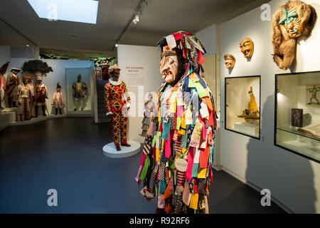 Kitzingen, Deutschland. 11 Dez, 2018. Ein Kostüm der Allersberger Flecklashex aus den 80er Jahren in der Deutschen Fastnachtmuseum ausgestellt wird. Credit: Daniel Karmann/dpa/Alamy leben Nachrichten Stockfoto