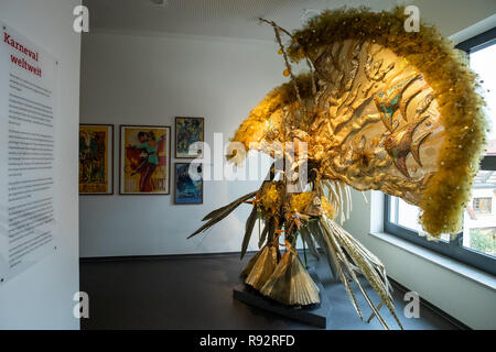 Kitzingen, Deutschland. 11 Dez, 2018. Ein Kostüm aus Trinidad und Tobago aus den 80er Jahren ist im Deutschen Fastnachtmuseum ausgestellt. Credit: Daniel Karmann/dpa/Alamy leben Nachrichten Stockfoto