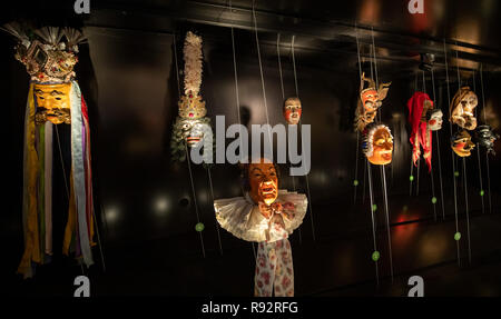 Kitzingen, Deutschland. 11 Dez, 2018. Verschiedene Karneval Masken aus dem deutschsprachigen Raum sind in der Deutschen fastnacht Museum ausgestellt. Credit: Daniel Karmann/dpa/Alamy leben Nachrichten Stockfoto