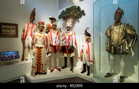 Kitzingen, Deutschland. 11 Dez, 2018. Kostüme der Kölner Karneval, Dreigestirn, Prinz Guard und Rote Funken sind in der Deutschen Fastnachtmuseum ausgestellt. Credit: Daniel Karmann/dpa/Alamy leben Nachrichten Stockfoto