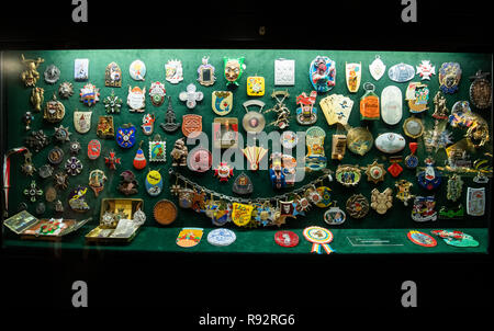 Kitzingen, Deutschland. 11 Dez, 2018. Zahlreiche Karneval Aufträge hängen in einer Vitrine im Deutschen Museum. Credit: Daniel Karmann/dpa/Alamy leben Nachrichten Stockfoto