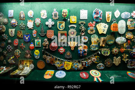 Kitzingen, Deutschland. 11 Dez, 2018. Zahlreiche Karneval Aufträge hängen in einer Vitrine im Deutschen Museum. Credit: Daniel Karmann/dpa/Alamy leben Nachrichten Stockfoto