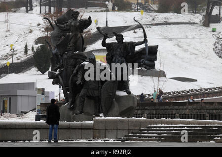 Kiew, Ukraine. 15 Nov, 2018. Ein Mann gesehen stehen, während sie sich an einer Statue auf der Suche an einem verschneiten Tag. Credit: Mohammad Javad Abjoushak/SOPA Images/ZUMA Draht/Alamy leben Nachrichten Stockfoto