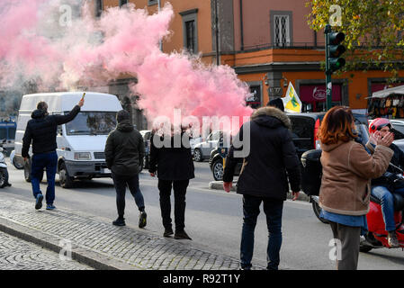 Roma, Italia. 19 Dez, 2018. Foto Fabrizio Corradetti/LaPresse 19 dicembre 2018 Roma, Italia Cronaca Piazza Esquilino sitzen in degli autisti NCC Nella Foto: manifestanti Credit: LaPresse/Alamy leben Nachrichten Stockfoto