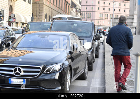 Roma, Italia. 19 Dez, 2018. Foto Fabrizio Corradetti/LaPresse 19 dicembre 2018 Roma, Italia Cronaca Piazza Esquilino sitzen in degli autisti NCC Nella Foto: manifestanti Credit: LaPresse/Alamy leben Nachrichten Stockfoto