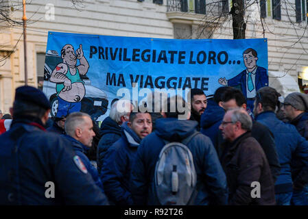 Roma, Italia. 19 Dez, 2018. Foto Fabrizio Corradetti/LaPresse 19 dicembre 2018 Roma, Italia Cronaca Piazza Esquilino sitzen in degli autisti NCC Nella Foto: manifestanti Credit: LaPresse/Alamy leben Nachrichten Stockfoto