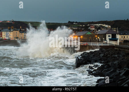 Aberystwyth Wales, UK. 19 Dez, 2018. UK Wetter: Starker Wind und Flut kombinieren riesige Wellen gegen das Meer Abwehr in Aberystwyth auf der Cardigan Bay Küste von West Wales auf einem Wert und blustery Tag Hammer, mit mehr verunsichert Wettervorhersage für die kommenden Tage Foto: Keith Morris/Alamy leben Nachrichten Stockfoto