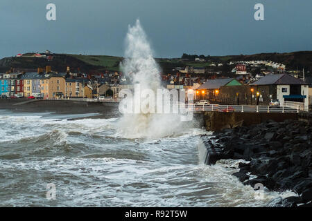 Aberystwyth Wales, UK. 19 Dez, 2018. UK Wetter: Starker Wind und Flut kombinieren riesige Wellen gegen das Meer Abwehr in Aberystwyth auf der Cardigan Bay Küste von West Wales auf einem Wert und blustery Tag Hammer, mit mehr verunsichert Wettervorhersage für die kommenden Tage Foto: Keith Morris/Alamy leben Nachrichten Stockfoto