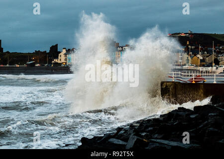 Aberystwyth Wales, UK. 19 Dez, 2018. UK Wetter: Starker Wind und Flut kombinieren riesige Wellen gegen das Meer Abwehr in Aberystwyth auf der Cardigan Bay Küste von West Wales auf einem Wert und blustery Tag Hammer, mit mehr verunsichert Wettervorhersage für die kommenden Tage Foto: Keith Morris/Alamy leben Nachrichten Stockfoto