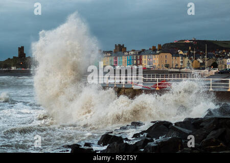 Aberystwyth Wales, UK. 19 Dez, 2018. UK Wetter: Starker Wind und Flut kombinieren riesige Wellen gegen das Meer Abwehr in Aberystwyth auf der Cardigan Bay Küste von West Wales auf einem Wert und blustery Tag Hammer, mit mehr verunsichert Wettervorhersage für die kommenden Tage Foto: Keith Morris/Alamy leben Nachrichten Stockfoto