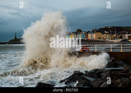 Aberystwyth Wales, UK. 19 Dez, 2018. UK Wetter: Starker Wind und Flut kombinieren riesige Wellen gegen das Meer Abwehr in Aberystwyth auf der Cardigan Bay Küste von West Wales auf einem Wert und blustery Tag Hammer, mit mehr verunsichert Wettervorhersage für die kommenden Tage Foto: Keith Morris/Alamy leben Nachrichten Stockfoto