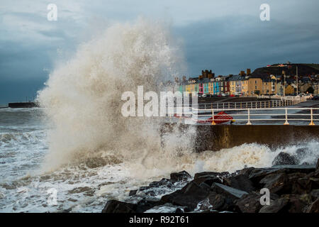 Aberystwyth Wales, UK. 19 Dez, 2018. UK Wetter: Starker Wind und Flut kombinieren riesige Wellen gegen das Meer Abwehr in Aberystwyth auf der Cardigan Bay Küste von West Wales auf einem Wert und blustery Tag Hammer, mit mehr verunsichert Wettervorhersage für die kommenden Tage Foto: Keith Morris/Alamy leben Nachrichten Stockfoto