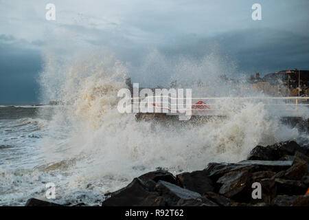 Aberystwyth Wales, UK. 19 Dez, 2018. UK Wetter: Starker Wind und Flut kombinieren riesige Wellen gegen das Meer Abwehr in Aberystwyth auf der Cardigan Bay Küste von West Wales auf einem Wert und blustery Tag Hammer, mit mehr verunsichert Wettervorhersage für die kommenden Tage Foto: Keith Morris/Alamy leben Nachrichten Stockfoto