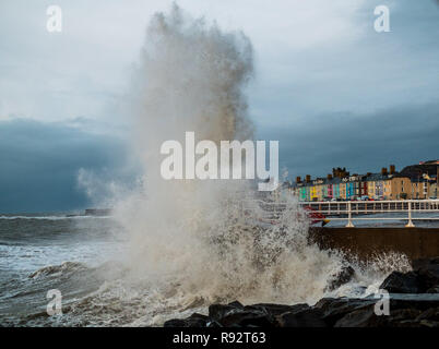 Aberystwyth Wales, UK. 19 Dez, 2018. UK Wetter: Starker Wind und Flut kombinieren riesige Wellen gegen das Meer Abwehr in Aberystwyth auf der Cardigan Bay Küste von West Wales auf einem Wert und blustery Tag Hammer, mit mehr verunsichert Wettervorhersage für die kommenden Tage Foto: Keith Morris/Alamy leben Nachrichten Stockfoto