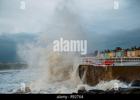 Aberystwyth Wales, UK. 19 Dez, 2018. UK Wetter: Starker Wind und Flut kombinieren riesige Wellen gegen das Meer Abwehr in Aberystwyth auf der Cardigan Bay Küste von West Wales auf einem Wert und blustery Tag Hammer, mit mehr verunsichert Wettervorhersage für die kommenden Tage Foto: Keith Morris/Alamy leben Nachrichten Stockfoto