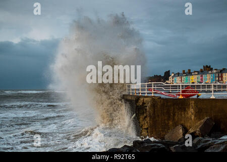 Aberystwyth Wales, UK. 19 Dez, 2018. UK Wetter: Starker Wind und Flut kombinieren riesige Wellen gegen das Meer Abwehr in Aberystwyth auf der Cardigan Bay Küste von West Wales auf einem Wert und blustery Tag Hammer, mit mehr verunsichert Wettervorhersage für die kommenden Tage Foto: Keith Morris/Alamy leben Nachrichten Stockfoto