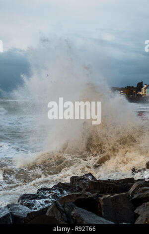 Aberystwyth Wales, UK. 19 Dez, 2018. UK Wetter: Starker Wind und Flut kombinieren riesige Wellen gegen das Meer Abwehr in Aberystwyth auf der Cardigan Bay Küste von West Wales auf einem Wert und blustery Tag Hammer, mit mehr verunsichert Wettervorhersage für die kommenden Tage Foto: Keith Morris/Alamy leben Nachrichten Stockfoto