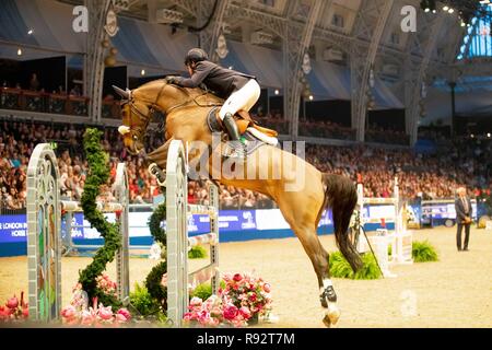 London, Großbritannien. 19 Dez, 2018. Sieger. Darragh Kenny reiten Cassini Z. in der IRL. Santa Stakes. Springen. Olympia. Die London International Horse Show. London, Großbritannien. 19 Dez, 2018. Credit: Sport in Bildern/Alamy leben Nachrichten Stockfoto