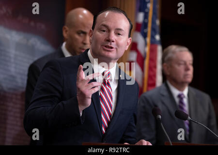 Washington, Vereinigte Staaten von Amerika. 19 Dez, 2018. Senator Mike Lee, Republikaner von Utah, spricht mit Reportern während einer Pressekonferenz der Passage der erste Schritt auf der United States Capitol in Washington, DC feiert am 19. Dezember 2018. Credit: Alex Edelman/CNP | Verwendung der weltweiten Kredit: dpa/Alamy leben Nachrichten Stockfoto